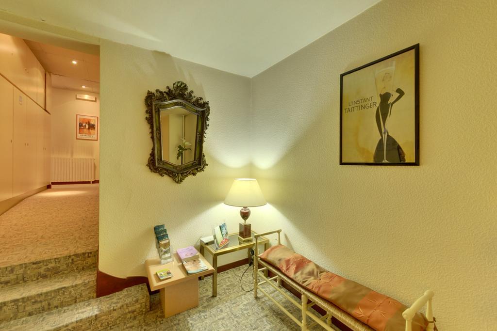 Logis Auberge Des Vieux Chenes Malemort Buitenkant foto