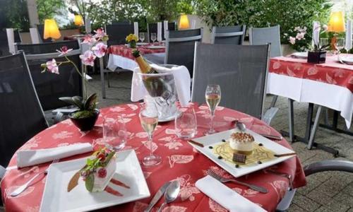 Logis Auberge Des Vieux Chenes Malemort Buitenkant foto