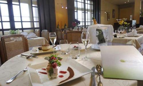 Logis Auberge Des Vieux Chenes Malemort Buitenkant foto