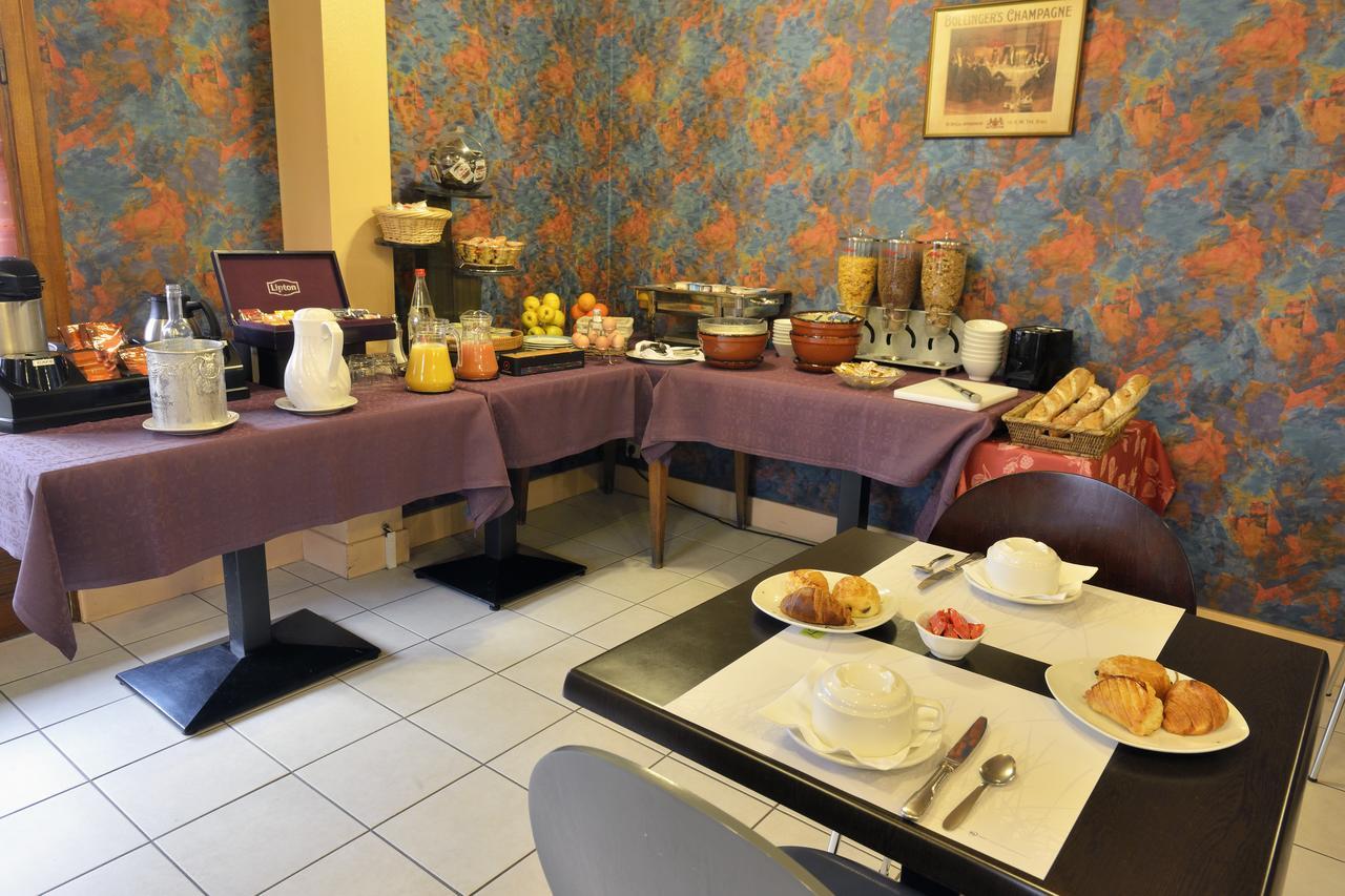 Logis Auberge Des Vieux Chenes Malemort Buitenkant foto