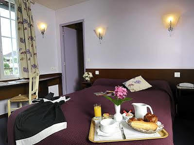 Logis Auberge Des Vieux Chenes Malemort Buitenkant foto