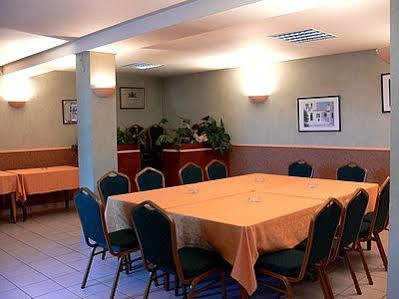 Logis Auberge Des Vieux Chenes Malemort Buitenkant foto