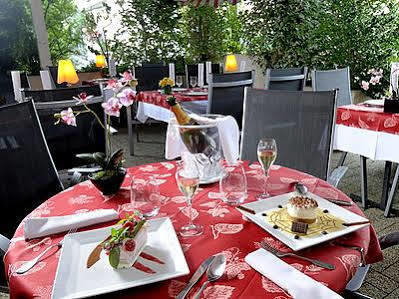 Logis Auberge Des Vieux Chenes Malemort Buitenkant foto