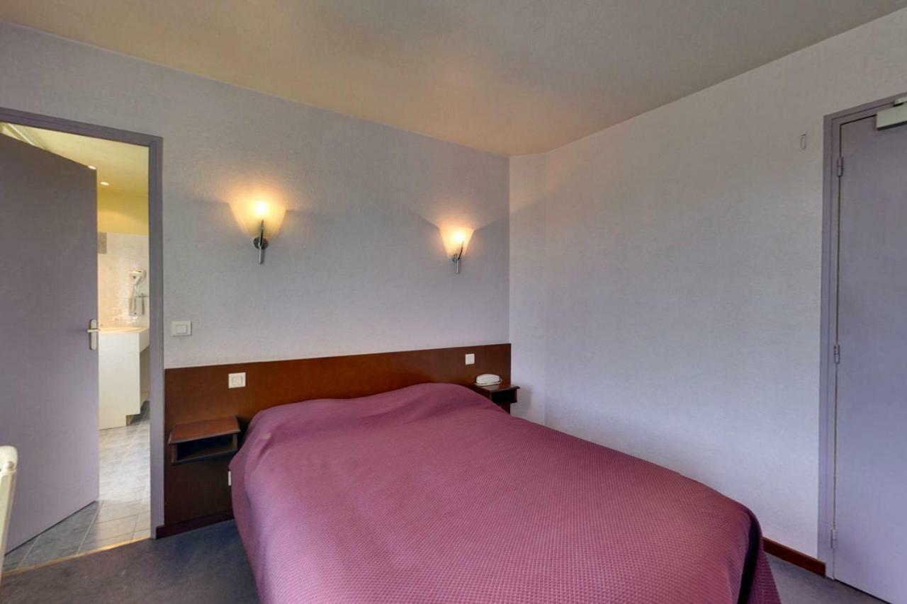 Logis Auberge Des Vieux Chenes Malemort Buitenkant foto